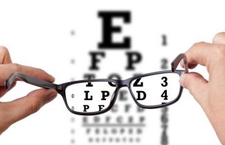 Mua kính áp tròng cận thị loại nào tốt? Đeo lens mắt cận thị như thế nào phù hợp?